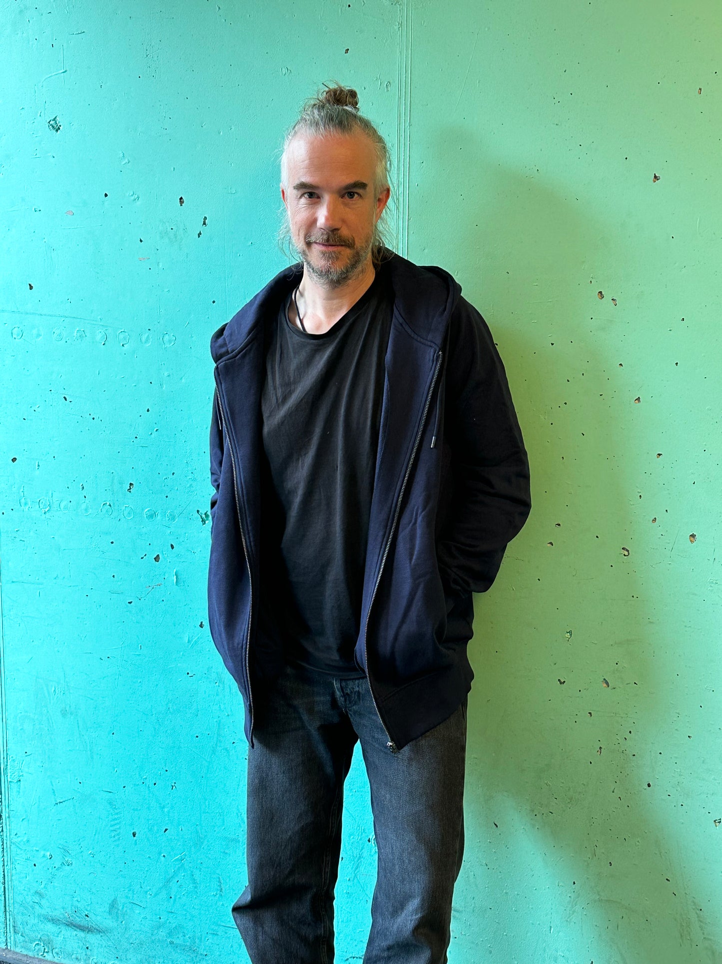 Unisex Zip-Hoodie "Rainbow Warrior" marineblau.