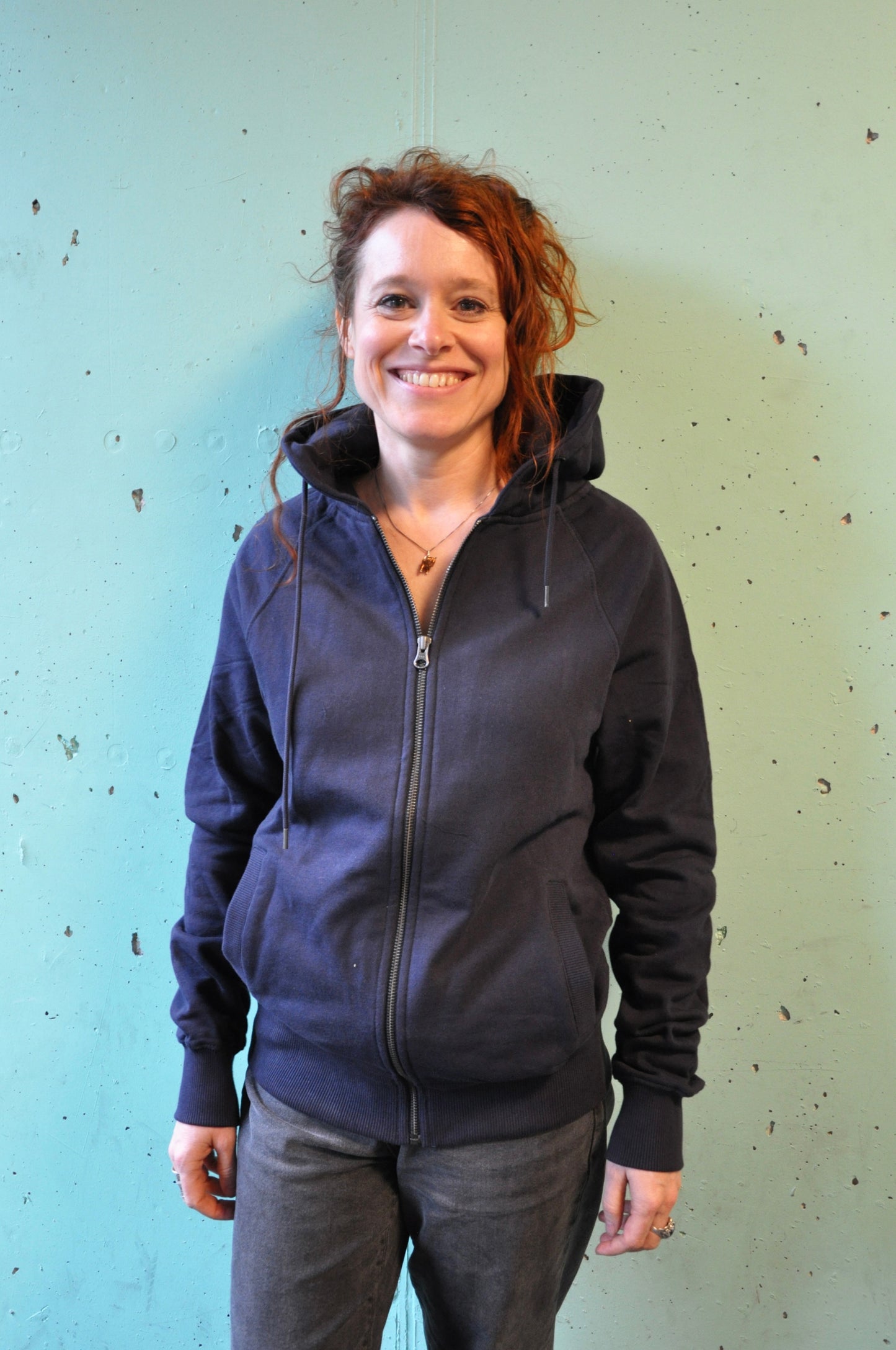 Unisex Zip-Hoodie "Rainbow Warrior" marineblau.