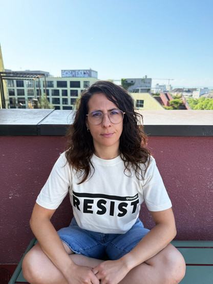 Unisex T-Shirt "RESIST" Naturweiss